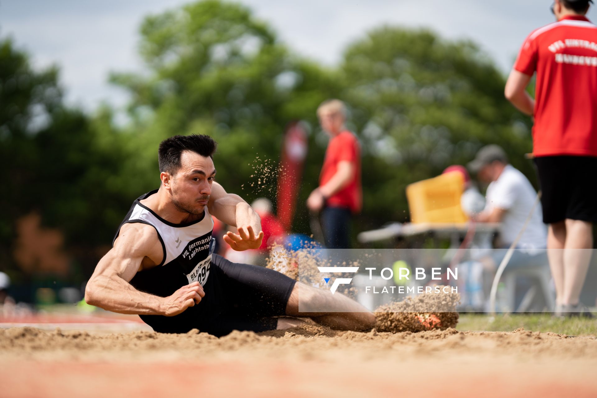 Giovanni Sanna (VfL Germania Leer) im Weitsprung am 14.05.2022 beim Nationalen Leichtathletik-Meeting im Erika-Fisch-Stadion in Hannover